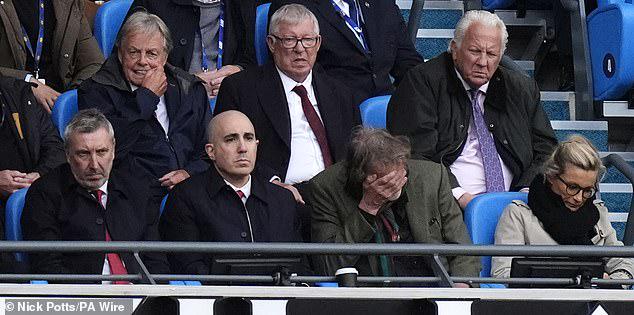 阿莫林执教, 们的肩膀, 曼联跟队记